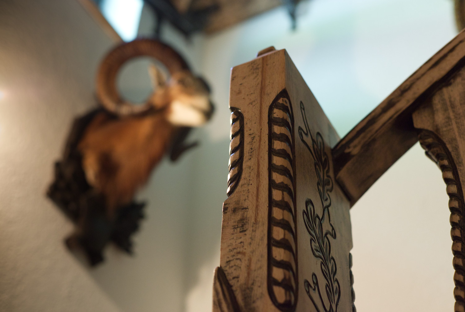 Treppenpfeiler mit Bock im Hintergrund